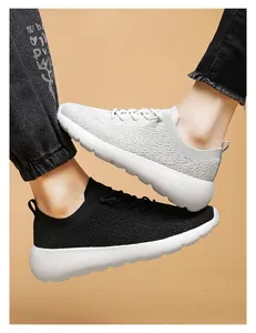 Gros plan sur la maille respirante et la semelle EVA amortissante des baskets noires