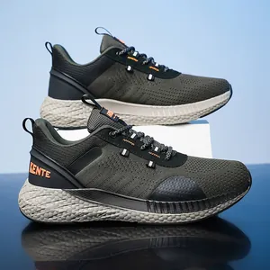 Dettaglio delle sneakers in maglia verde militare con accenti arancioni e suola spessa