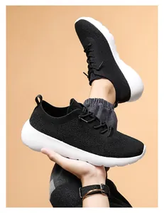 Détail de chaussures de course en maille noire légère avec semelle blanche amortie