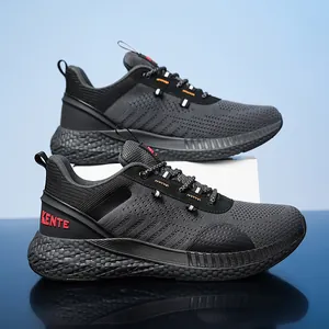 Dettaglio delle scarpe da corsa in maglia spessa con logo KENTE e mesh