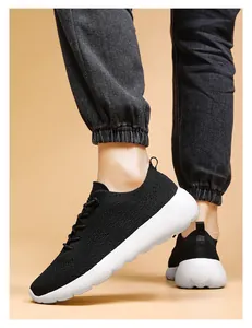 Gros plan de baskets en maille respirante noire avec semelle à amorti blanc épais