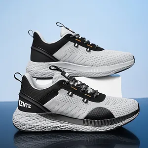 Dettaglio di sneaker in maglia grigia con tomaia traspirante e suola spessa testurizzata