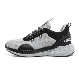 Dettaglio scarpe da corsa in maglia grigio chiaro con logo KENTE e suole spesse ammortizzate