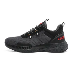 Dettaglio scarpe da corsa in maglia spessa con logo KENTE e suola strutturata