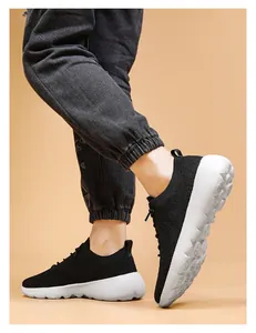 Détail latéral de basket de running en tricot respirant avec semelle blanche épaisse