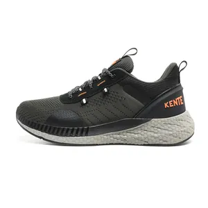 Dettaglio della tomaia in mesh traspirante e logo KENTE su scarpe sportive verdi