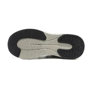 Dettaglio della suola intermedia in E-TPU antiscivolo e suola in gomma bicolore per scarpe sportive