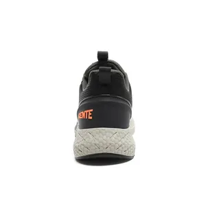 Dettaglio del tallone della sneaker in maglia nera con logo KENTE arancione e suola spessa