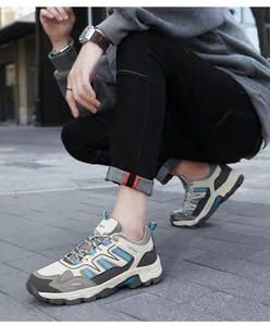 Dettaglio scarpa da trekking con mesh beige e accenti blu del logo SPORT