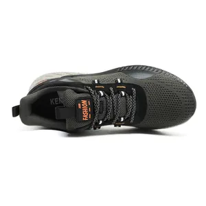 Dettaglio scarpe sportive in mesh verde scuro con etichetta arancione e fodera nera