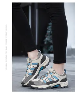 Vista dettagliata di scarpe da trekking in mesh grigio beige con accenti sport blu