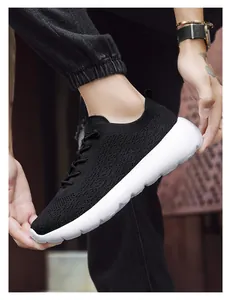 Détail de la tige en maille noire et de la semelle blanche épaisse de ces baskets