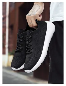 Gros plan sur baskets en maille noire avec une semelle épaisse blanche coussinée