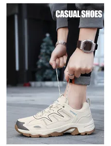 Dettaglio scarpe da trekking beige con mesh traspirante e suola in gomma resistente