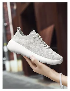 Détail macro de la tige en maille respirante et semelle épaisse de chaussures de sport