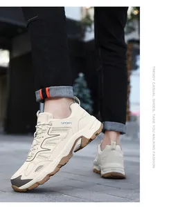Dettaglio di scarpe da trekking beige con suole marroni spesse in ambiente esterno