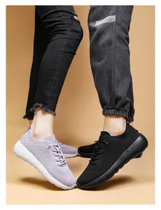 Gros plan de baskets de running flyknit violettes et noires avec lacets et semelles épaisses