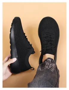 Détails des baskets noires en tricot respirant avec cordon élastique et semelle antidérapante