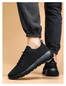 Vue latérale de baskets de course en maille noire respirante avec semelle amortissante