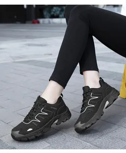 Dettaglio del materiale a rete traspirante e dei motivi a onde sulle scarpe da trekking