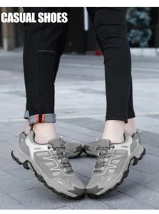 Dettaglio scarpe da trekking grigie con mesh traspirante e suola in gomma resistente