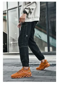 Détail macro de chaussures de course orange vif pour hommes avec semelle amortissante creuse