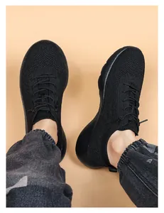 Gros plan sur baskets de course en maille noire avec texture respirante et semelle amortie
