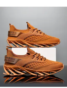 Détail de la semelle amortissante à lames et du mesh tricoté sur chaussure de sport orange