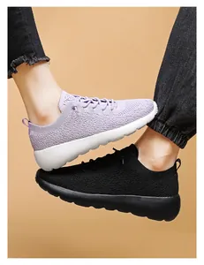 Détail montrant la texture en maille respirante et le laçage des baskets légères