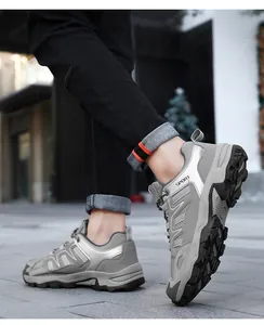 Vista laterale macro di scarpe da trekking in mesh grigio con suola in gomma resistente