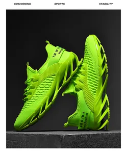 Gros plan sur les chaussures de course vertes avec semelle à lame et tissu maille respirant