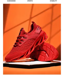 Détail latéral des chaussures de course rouges à semelles amortissantes creuses