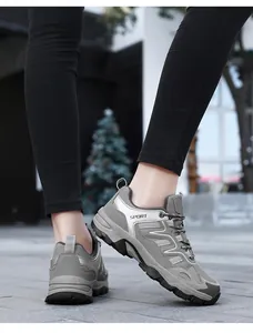 Dettaglio scarpe da trekking grigie con mesh resistente e suole in gomma antiscivolo