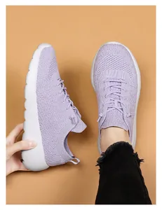 Détail de baskets en maille lavande légère avec maille respirante et semelles blanches