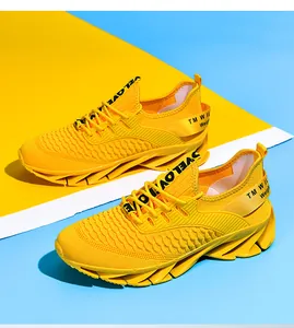 Vue détaillée des chaussures de course jaunes en mesh avec semelle à amorti mécanique