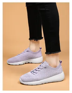 Vue portée de baskets violettes en maille respirante avec semelle blanche épaisse