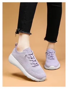 Vue détaillée d'une chaussure de course en tricot violet clair avec semelle épaisse