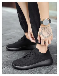 Gros plan sur baskets de running noires en maille avec semelles épaisses amortissantes