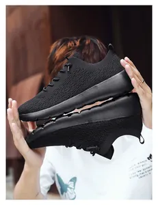 Détail de chaussures de course en maille noire respirante avec semelles noires amorties