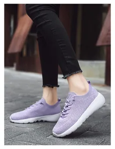 Gros plan de baskets de course en tricot lilas avec semelle amortissante blanche sur un modèle