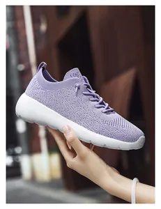 Gros plan sur chaussure de course en tricot lavande avec semelle épaisse blanche et lacets