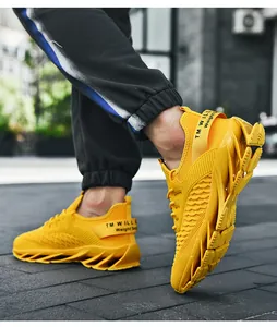 Vue détaillée de baskets lames jaunes avec mesh respirant et semelles creuses uniques