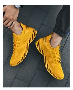Détail de baskets de sport jaunes avec semelle à lame amortissante vue de dessus