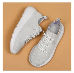 Détail de la maille fly-knit respirante et du laçage de ces baskets de course grises