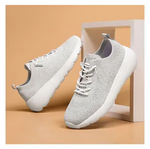 Gros plan sur baskets de course en maille gris clair avec semelle épaisse amortissante