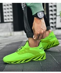 Détail des chaussures de course vert fluo avec semelle à lame et maille respirante