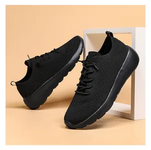 Détail des chaussures de course Flyknit noires avec semelle épaisse et lacets classiques