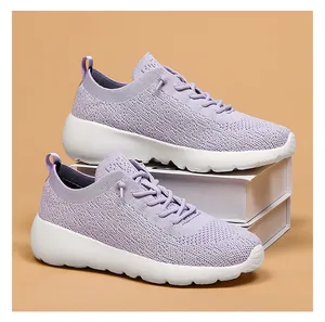 Détail de chaussures de running violet clair en maille flyknit avec semelles EVA blanches