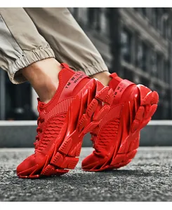Détail de baskets rouges Blade Runner avec maille respirante et texture à écailles