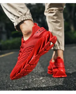 Vue dynamique de chaussures running rouges tricotées avec amorti vague et sangle TM WILL